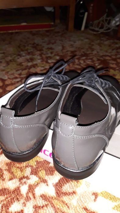 Лаковые туфли на шнурках