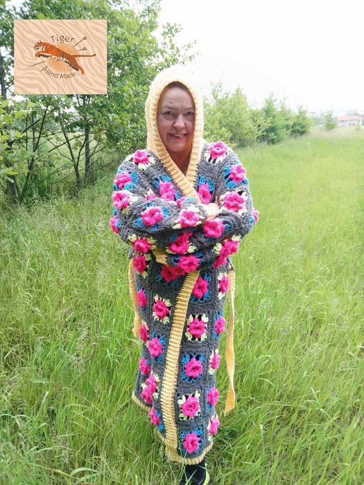 plaszczyk z kapturem  wykonany na szydelku