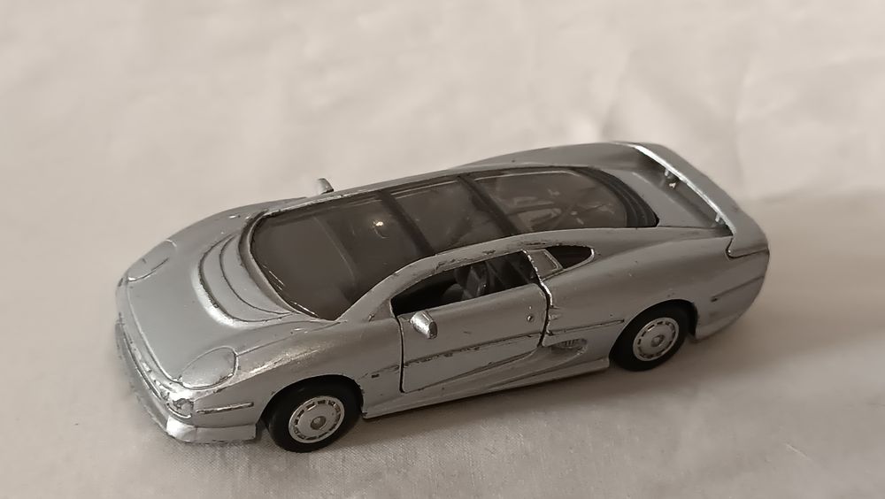 Carro Jaguar XJ220. Da Maisto. Escala 1/40