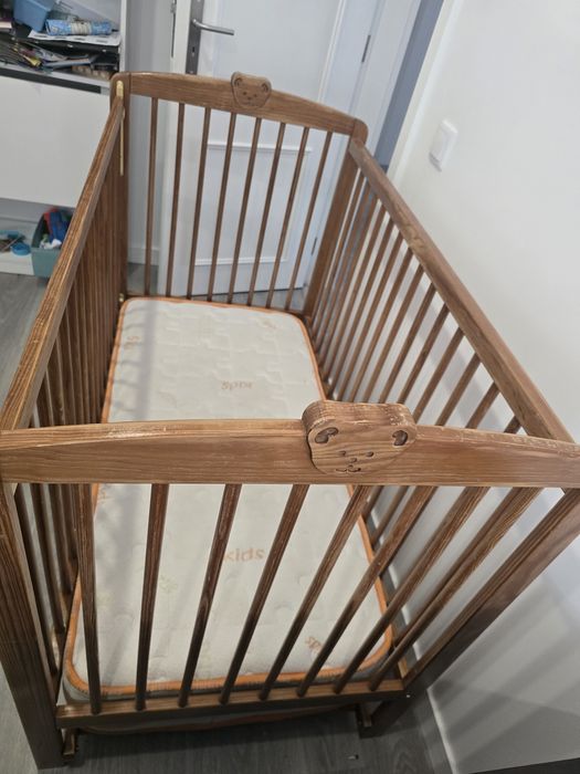 Berço  / Cama de Grades de Madeira com Colchão
