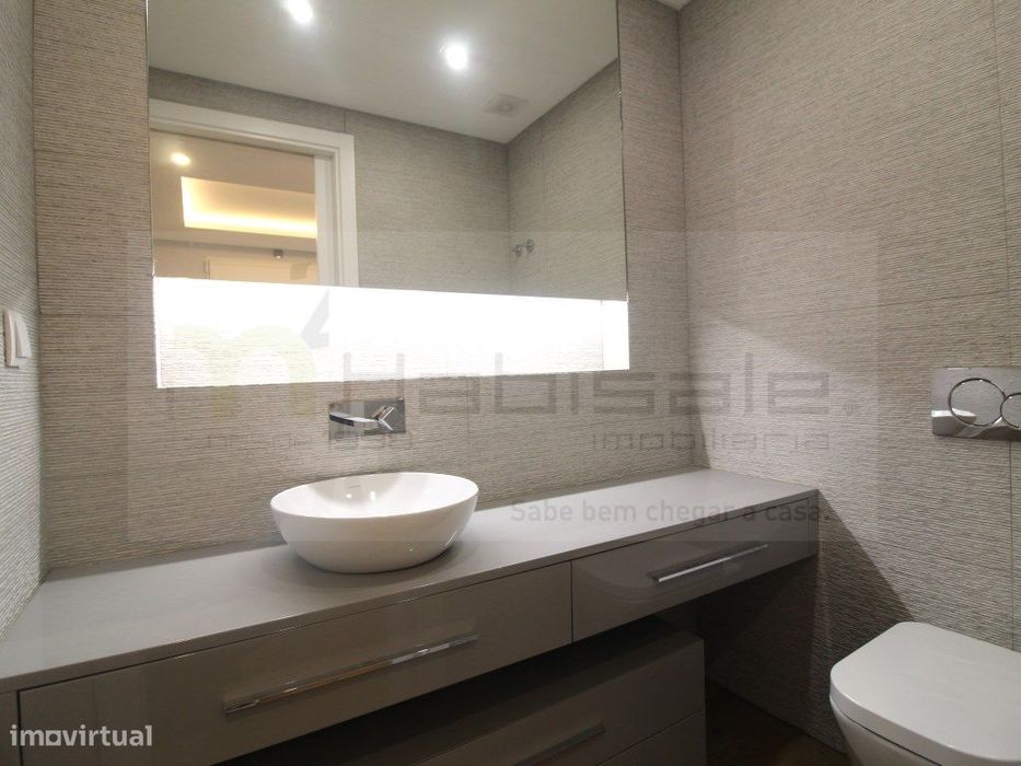 T3 Excelentes Acabamentos com Box Perto da Praia de Carcavelos