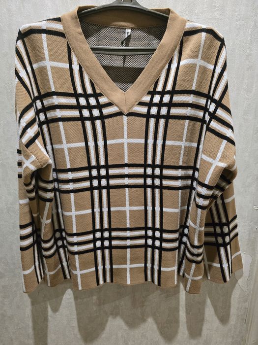 Р.52-54. Жіночий светр кольору кава з молоком з білими, чорними смугам