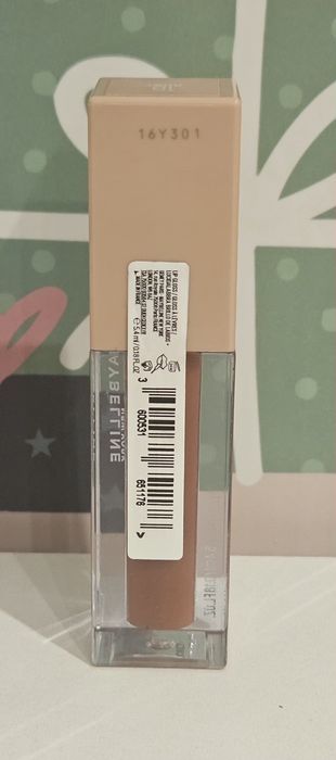 Błyszczyk  do ust firmy Maybelline.