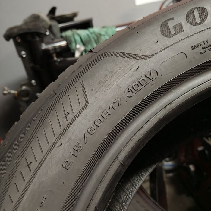 215/60/17 XL Sprzedam parę opon całorocznych Goodyear