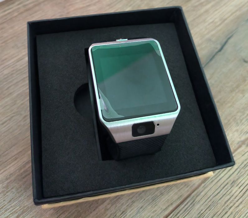 Nowy czarny smartwatch