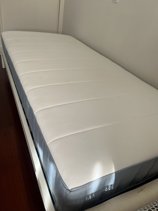 Cama e colchão Ikea