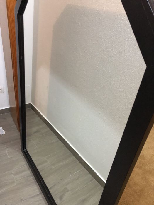 Espelho com moldura em preto