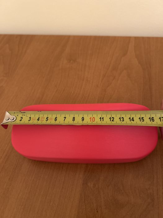 Etui na okulary w malinowy kolorze
