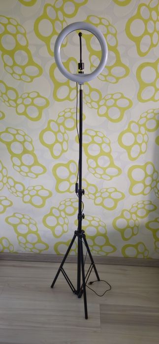 Лед лампа кругова з штативом