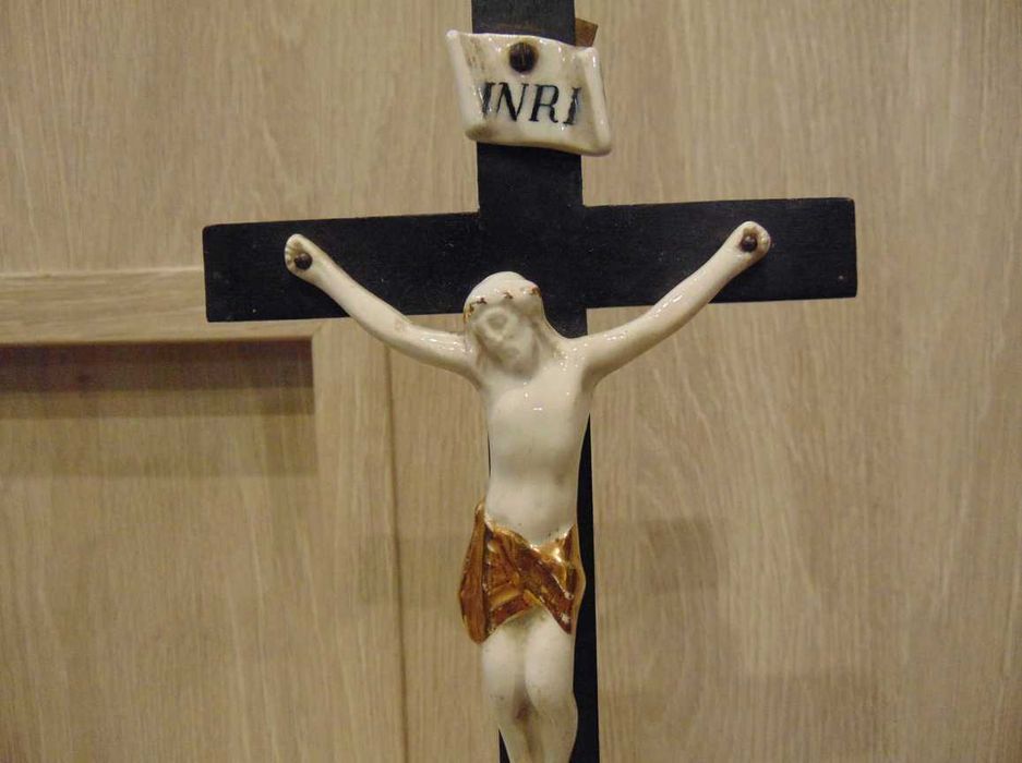 Secesja,stojący porcelanowy krzyż,P.Jezus,wys.29,5 cm.