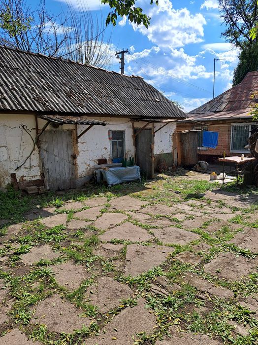 Житловий будинок з меблею та побутовою технікою.