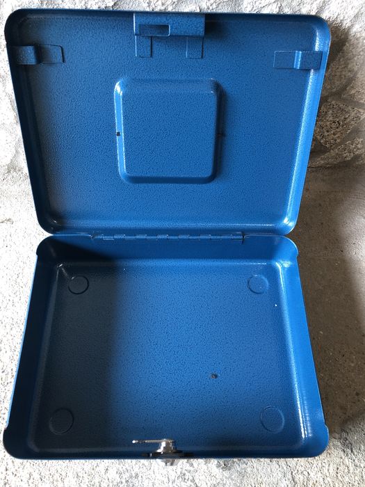 Caixa com divisória para dinheiro .