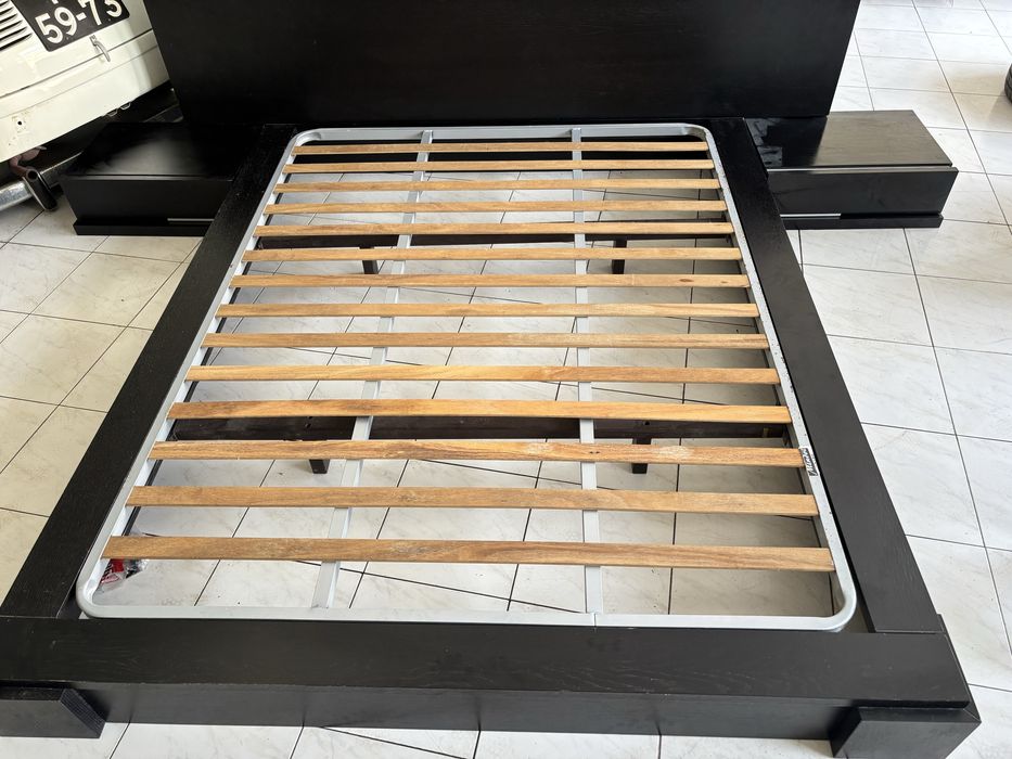 Cama de casal com as 2 mesas de cabeceira