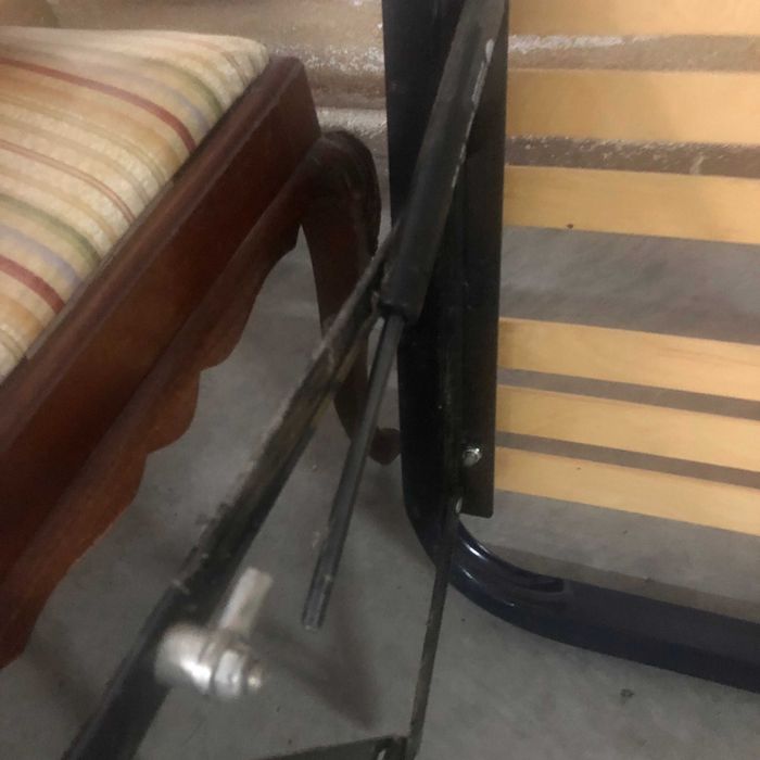 Cama elevatória e mesinha de cabeceira