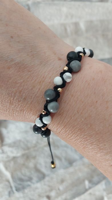 Bransoletka oplatana z kamienia naturalnego.