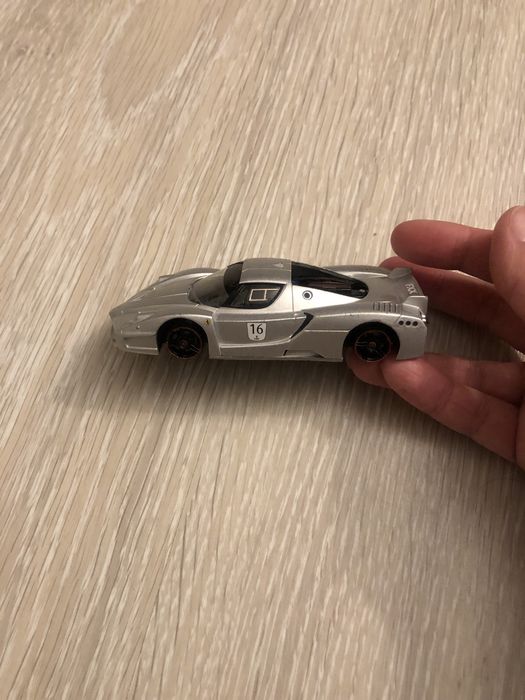 Hot wheels ferrari машинка