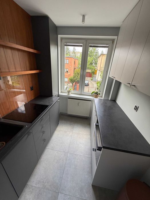 2-pokojowe mieszkanie z balkonem i miejscem postojowym – blisko Parku Sołackiego!