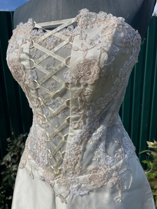Весільна сукня з корсетом та камінчиками сваровські
