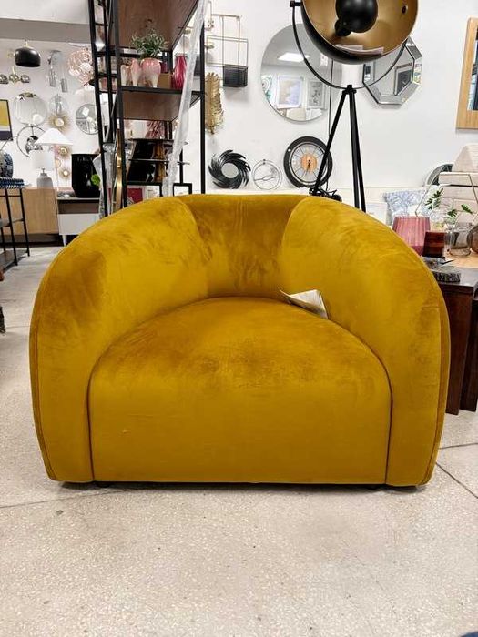 Designerski fotel z aksamitu Santi Interieurs 86 musztardowy 105x90x75
