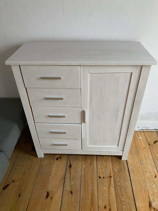 Biała komoda z szufladami