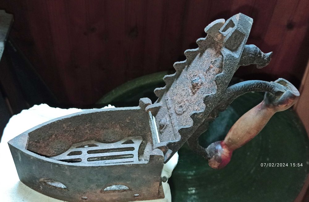 2 Ferros de engomar antigos