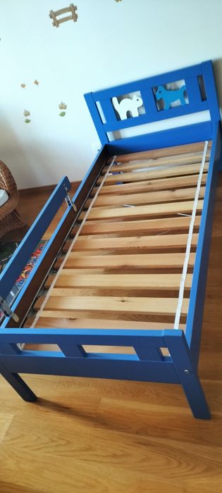 Cama de criança azul com estrado