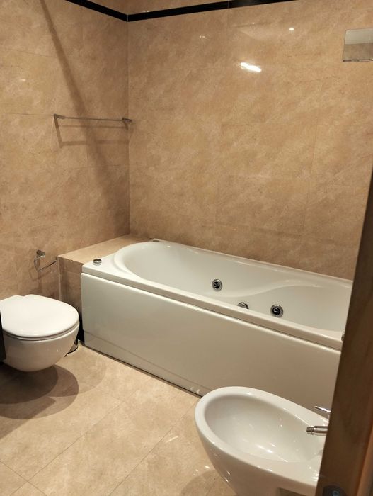 Aluga-se Moderno  Apartamento T1 com garagem, no centro de Aveiro.