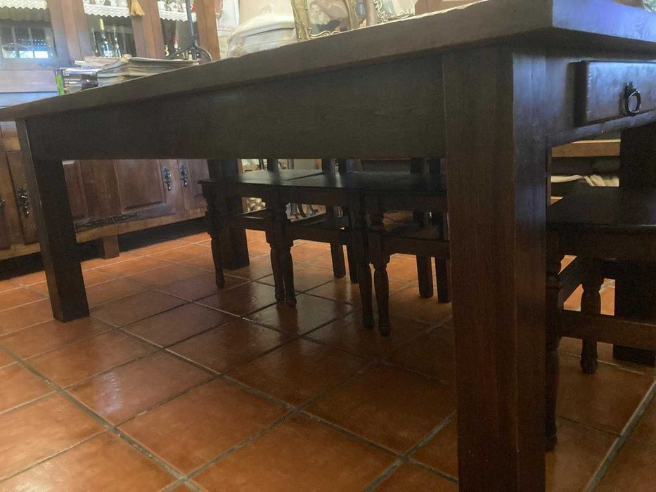 Mesa Rústica Sala Jantar com 8 cadeiras, em madeira de Castanho