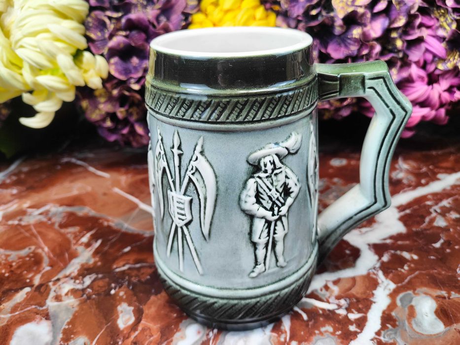 Śliczny ceramiczny kufel - 2 muszkieterów i rycerz - 0,65 L - Sitzendorf