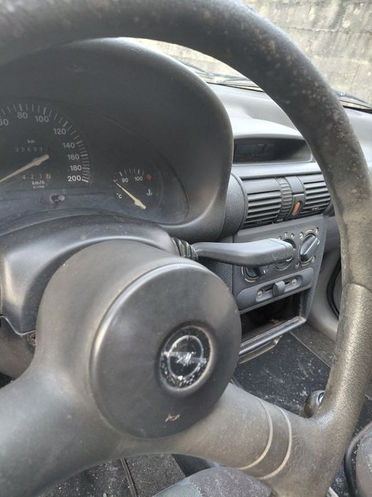 Opel Corsa avariado