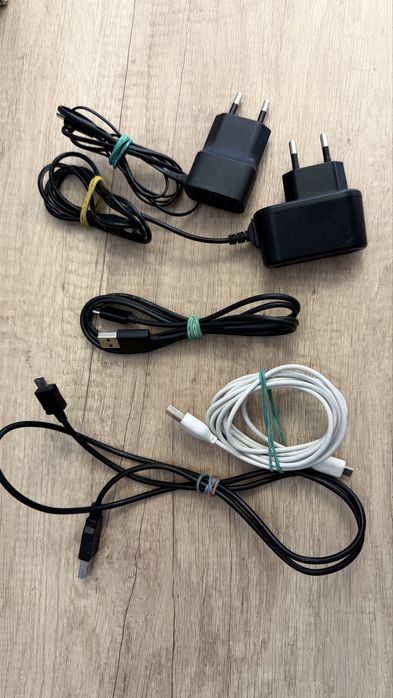 Кабелі Micro USB, деякі зі штекером, деякі USB