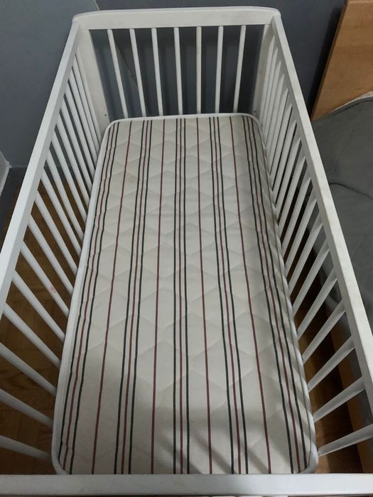 cama de bebé de madeira branca (negociável)