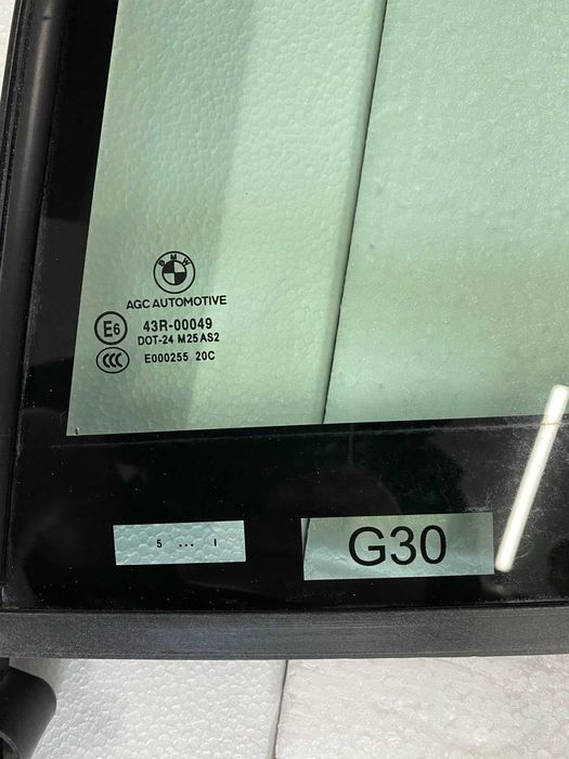Оригінальне скло на Bmw 5 серії в кузові G30