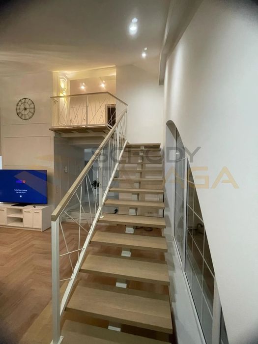 Schody metalowe, stalowe, na konstrukcji, samonośne.