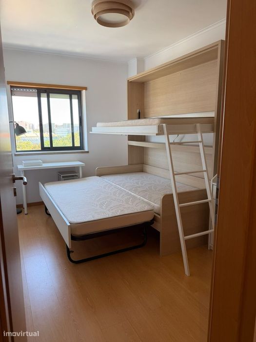 Apartamento T2 com Varanda e Garagem em Telheiras