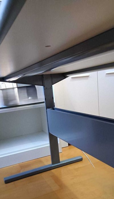 Secretária Branca e Cromada