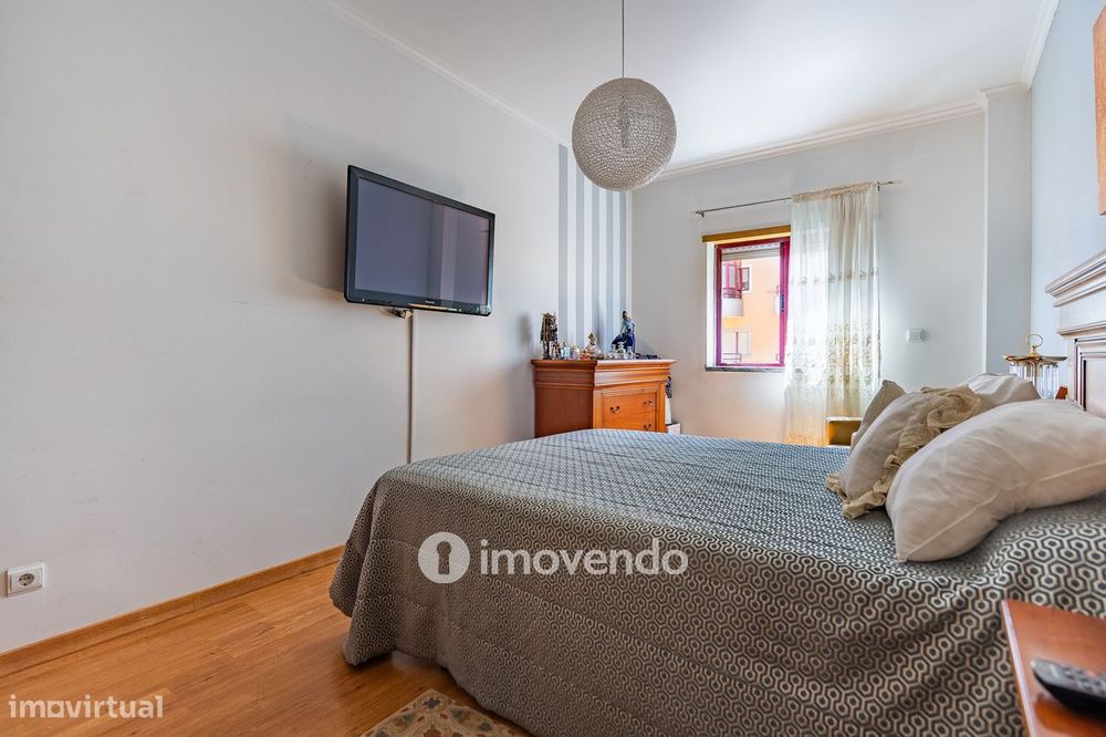 Apartamento T3 com áreas amplas, varandas e arrecadação, em Alverca