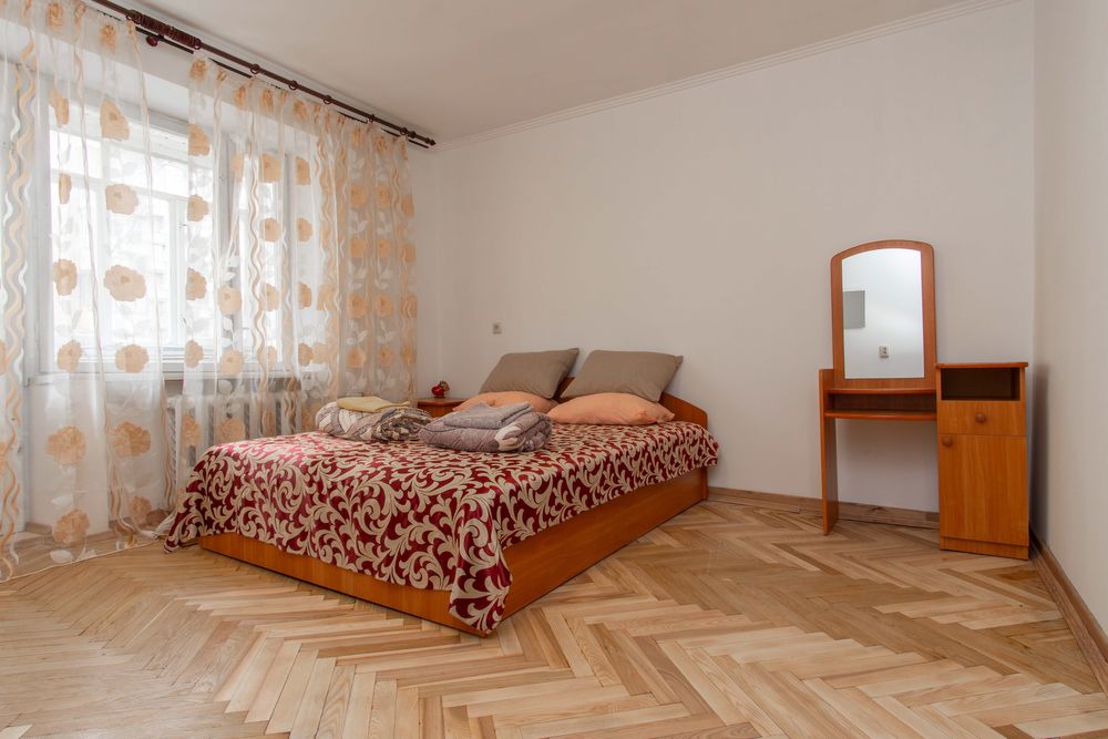 ВІЛЬНА. ТЕПЛО завжди . Подобово,2-х. кімнатна Читай опис.