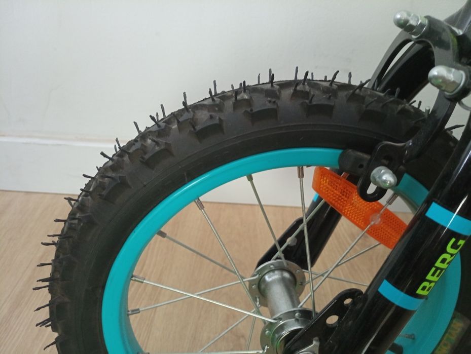 Bicicleta Berg infantil amarela limão com capacete