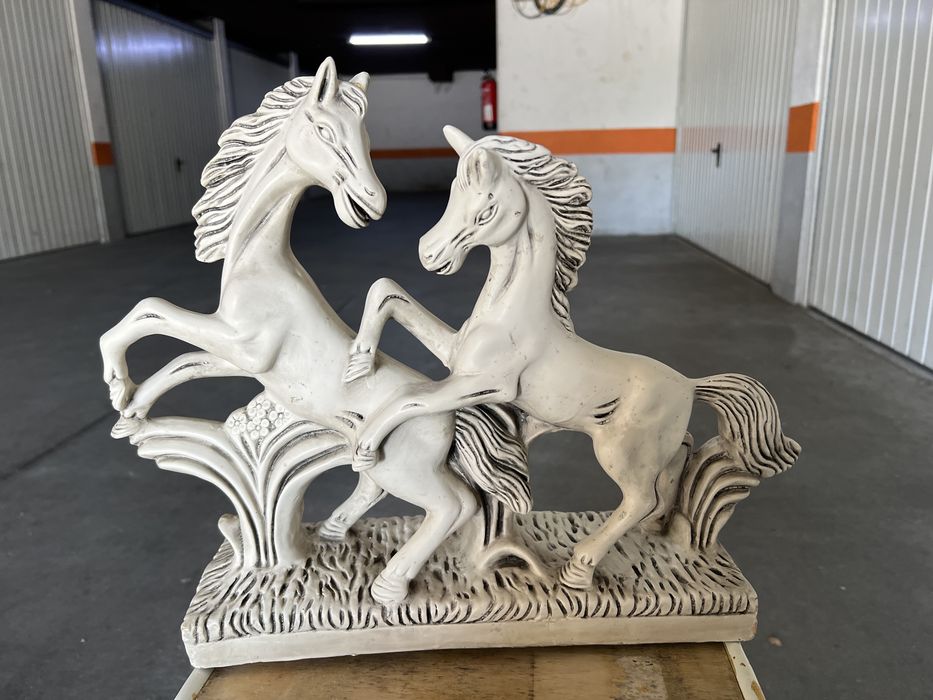 Estatuetas colecionaveis  cavalos e menino estudioso