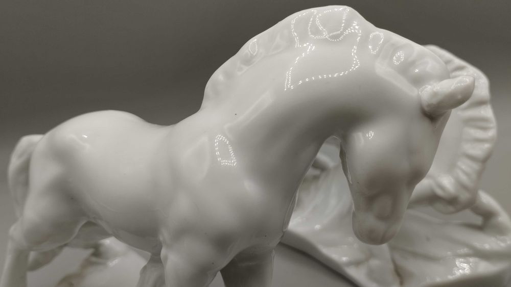 2 cavalos brancos em porcelana