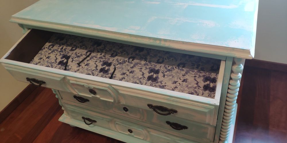Comoda pintada com gavetões forrados