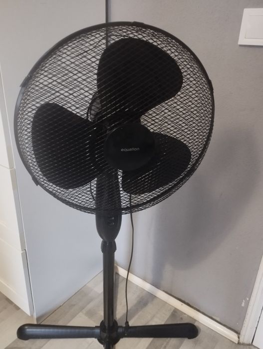 Ventoinha de pé, pouco tempo de uso.