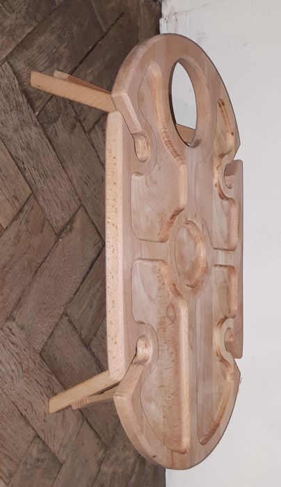 Столик деревянный, виинно-пивной, раскладнлй на ножках.