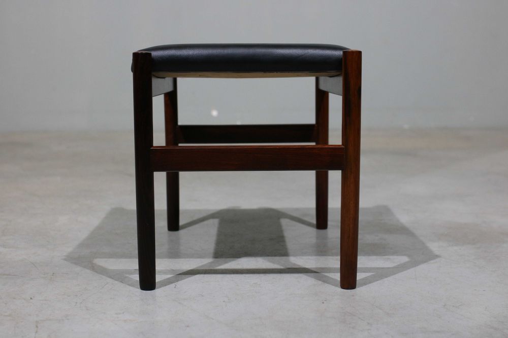 Pousa pés nórdico em pau santo e couro