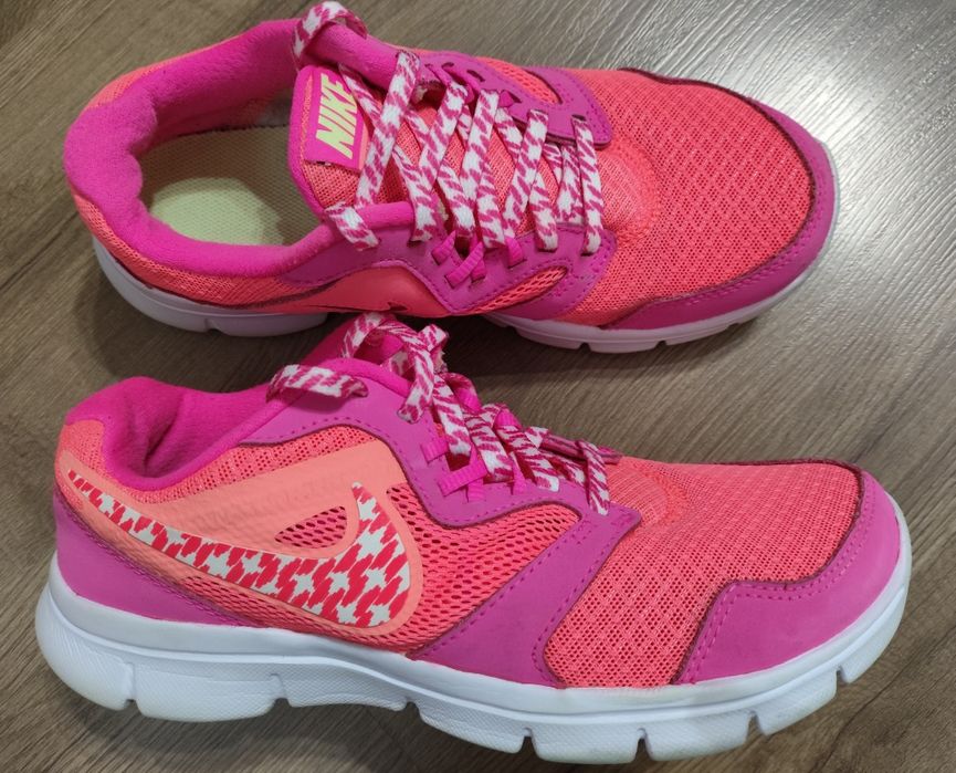 Кроссовки Nike р. 36,5-37, стелька 24см, оригинал