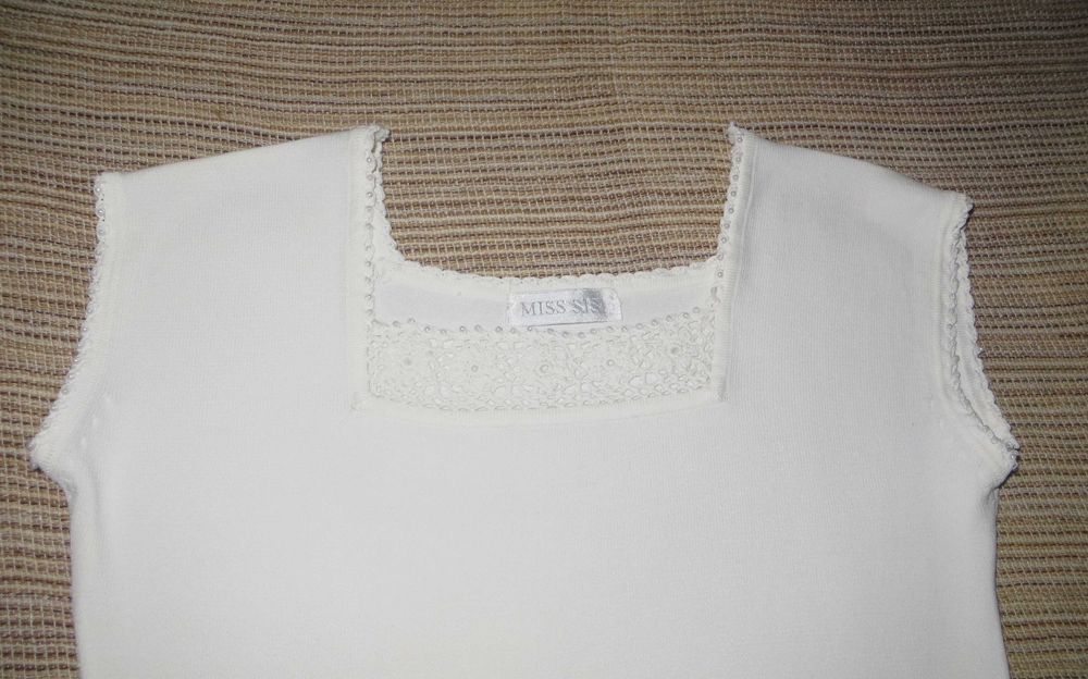 Camisola Pérola decote orlado croché e pérolas - Tam - M/L - Como Nova