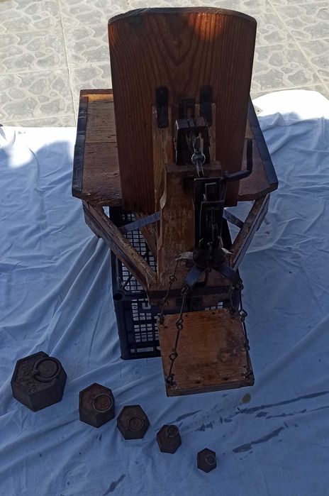 Balança em madeira muito antiga, serve também para decorar