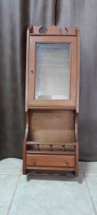 Vitrine em madeira maciça