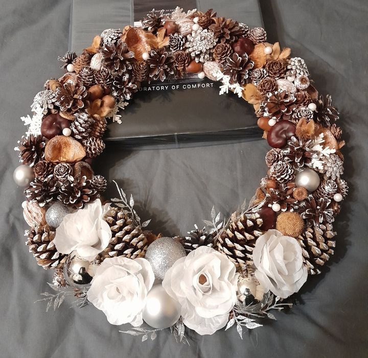 Новорічний вінок та інші прикраси